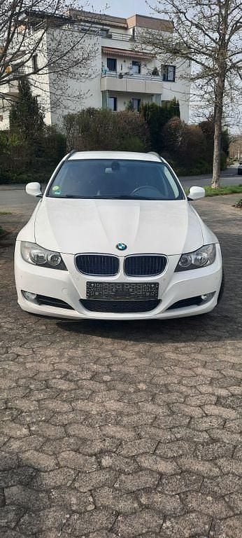 Gebraucht BMW 318 143 PS (105 kW) 2011 Weiß Kombi