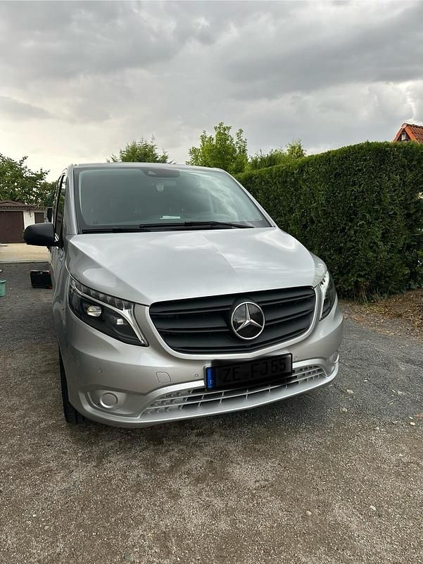 Silber Gebraucht 2023 Mercedes Vito Van / Kleinbus | 42.600 € - Bild 1/4