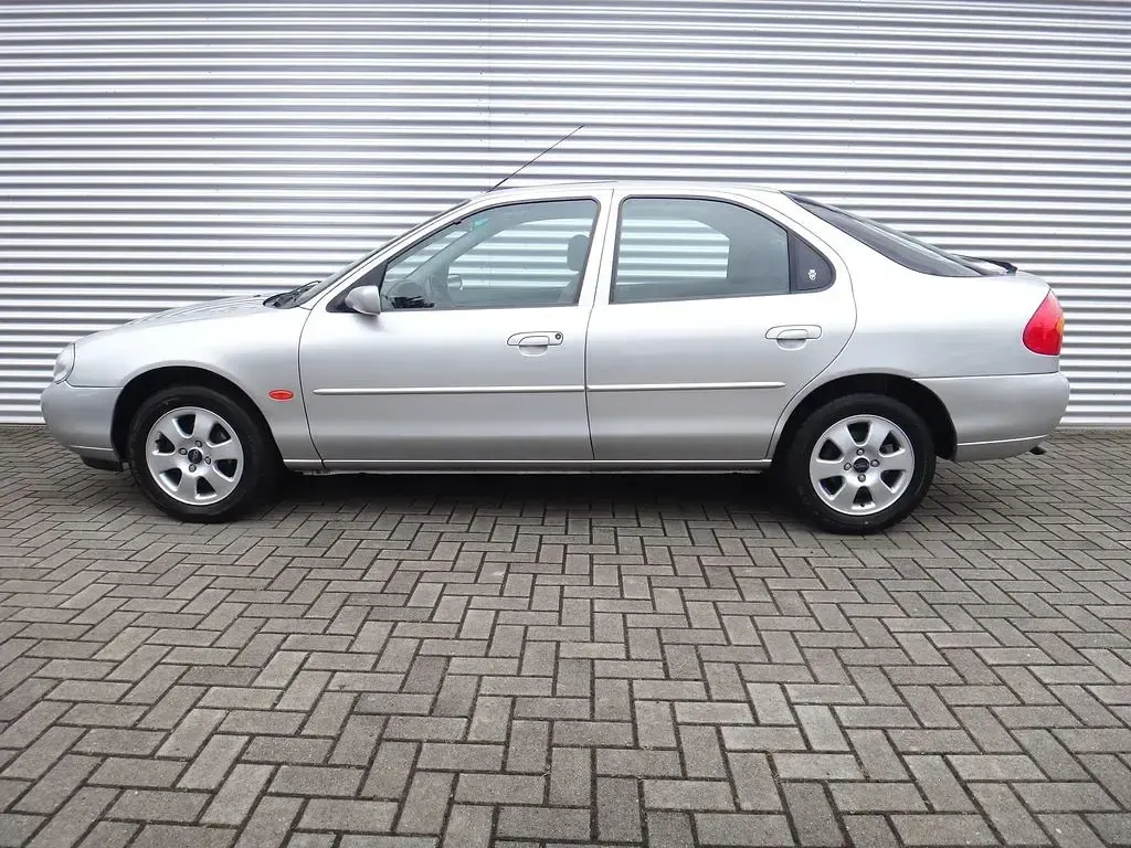 Gebraucht Ford Mondeo Ghia 131 PS (96 kW) 1999 Silber Limousine