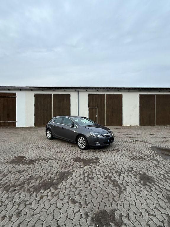 Gebraucht Opel Astra Cosmo 179 PS (131 kW) 2010 Schwarz Limousine