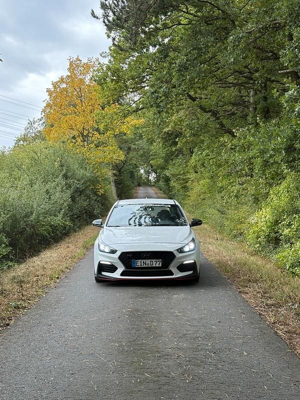 Weiß Gebraucht 2019 Hyundai i30 Limousine | 25.000 € (Teuer) - Bild 1/4