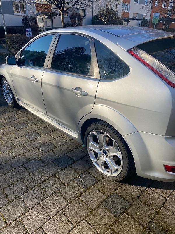 Gebraucht Ford Focus 109 PS (80 kW) 2009 Silber Limousine