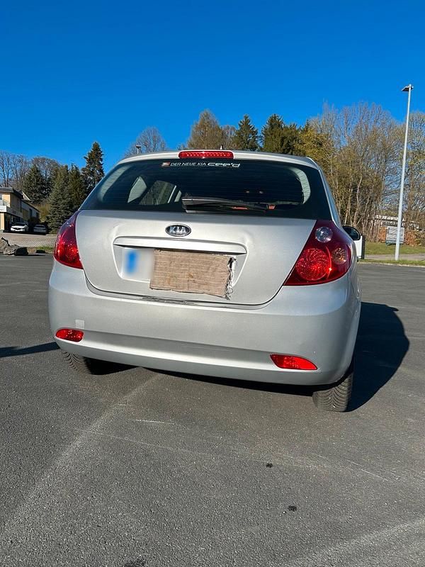 Usata Kia Ceed Basis 109 CV (80 kW) 2007 Argento Utilitaria