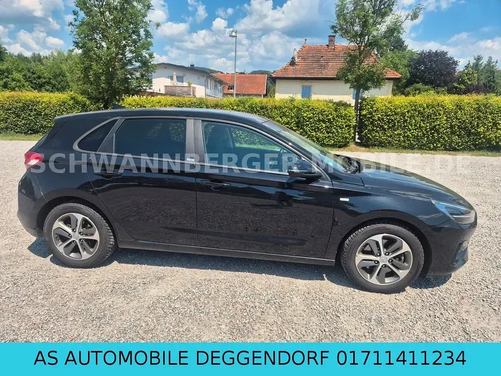 Gebraucht Hyundai i30 Intro Edition 159 PS (116 kW) 2021 Schwarz Limousine