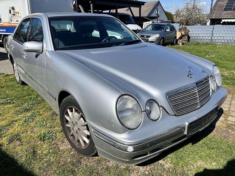 Gebraucht Mercedes E240 Elegance 170 PS (125 kW) 2000 Silber Limousine