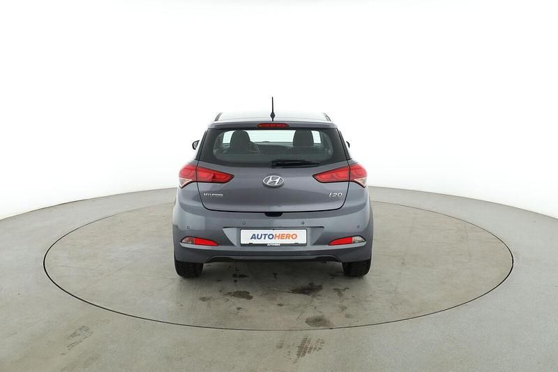 Gebraucht Hyundai i20 Intro Edition 101 PS (74 kW) 2015 Silber Limousine