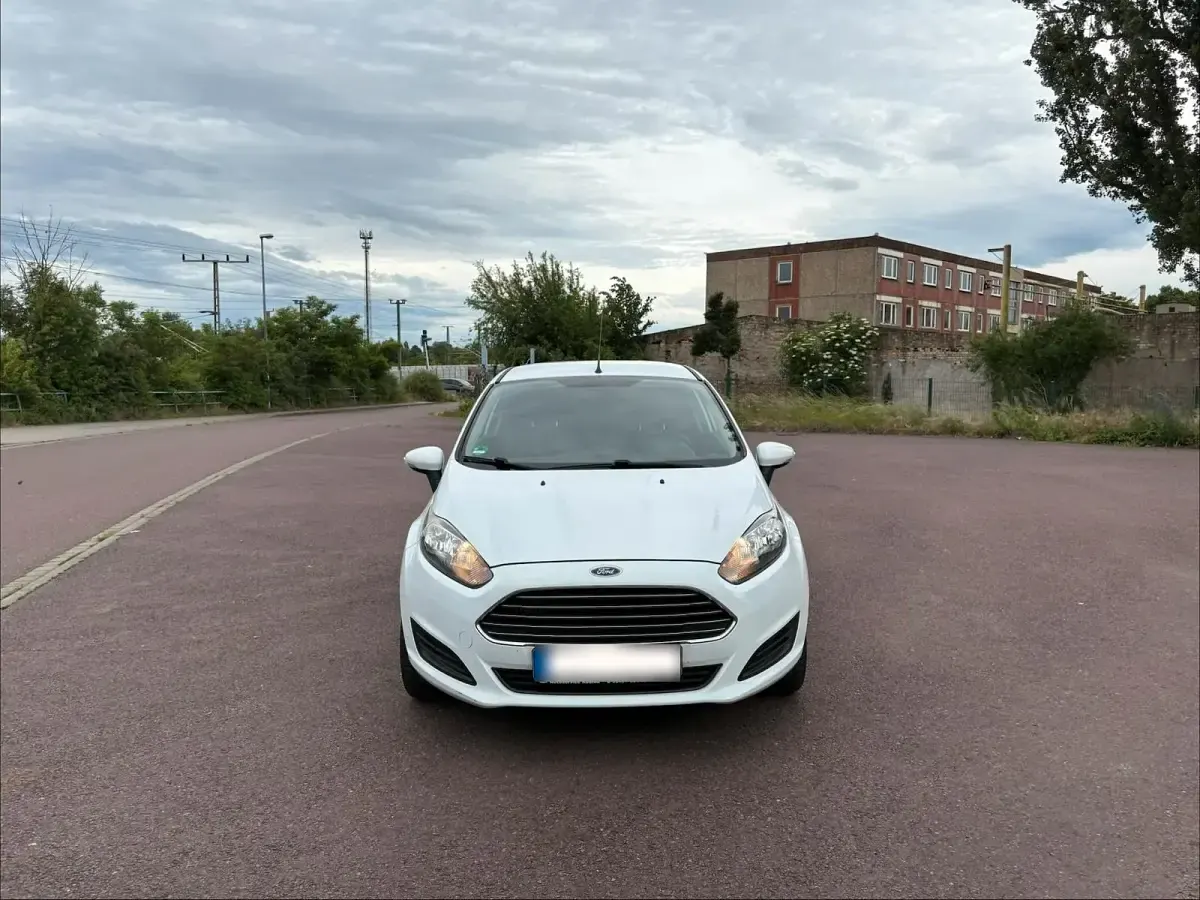 Gebraucht Ford Fiesta 100 PS (73 kW) 2014 Weiß Kleinwagen