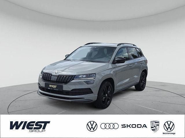 Stahlgrau Gebraucht 2019 Skoda Karoq SportLine SUV | 22.880 € (Fairer Preis) - Bild 1/4
