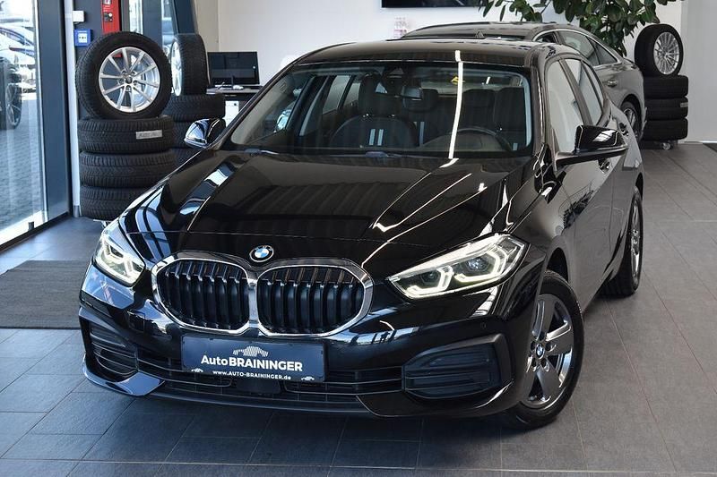 Saphirschwarz Gebraucht 2021 BMW 118 Advantage Kleinwagen | 22.850 € (Fairer Preis) - Bild 1/4