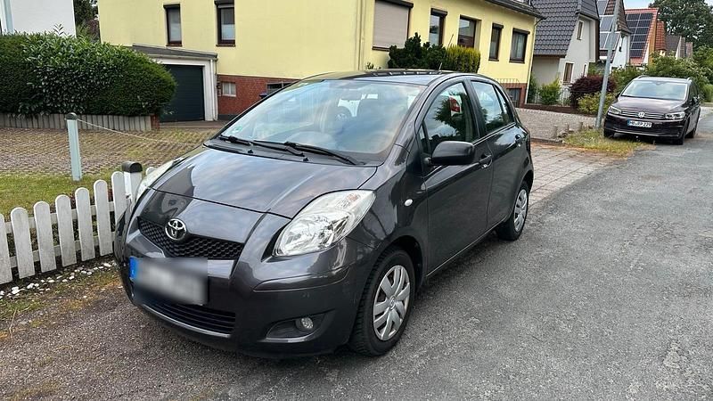 Grau Gebraucht 2011 Toyota Yaris Kleinwagen | 3.800 € (Fairer Preis) - Bild 1/4