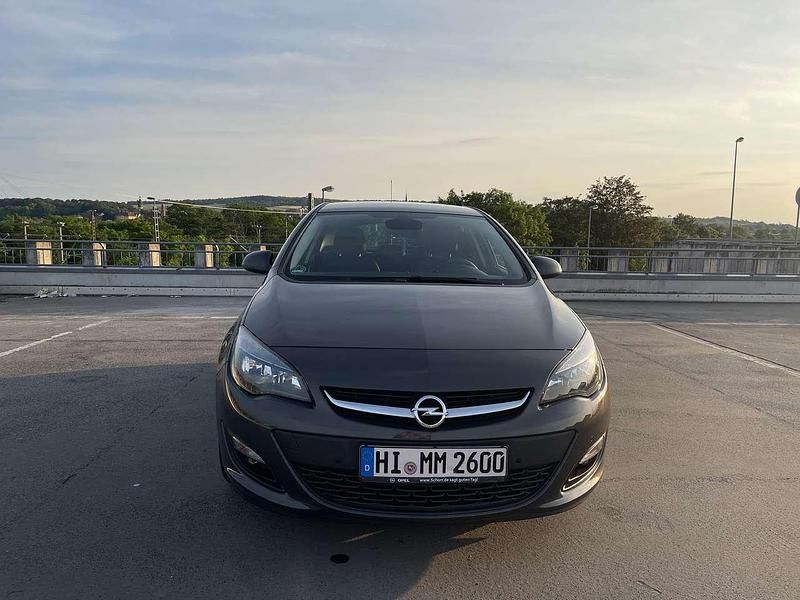 Grau Gebraucht 2015 Opel Astra Style Limousine | 8.800 € (Fairer Preis) - Bild 1/4