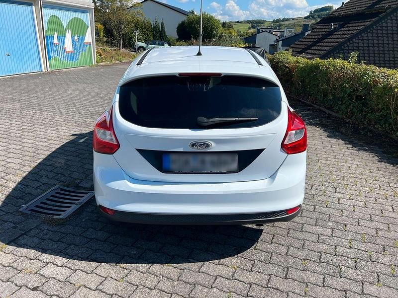 Gebraucht Ford Focus 2011 Weiß Limousine