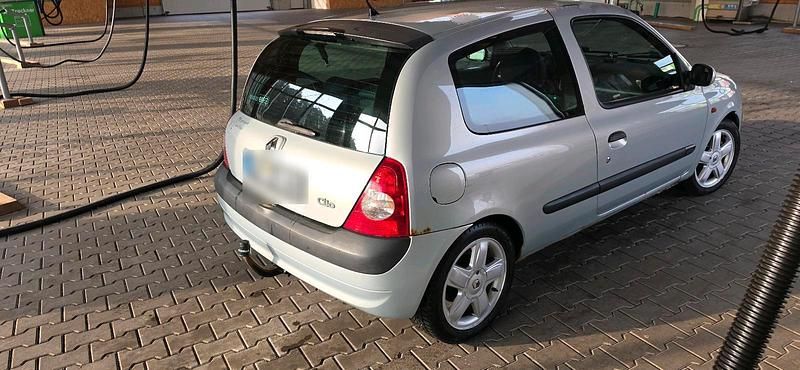 Gebraucht Renault Clio II 82 PS (60 kW) 2002 Silber Kleinwagen