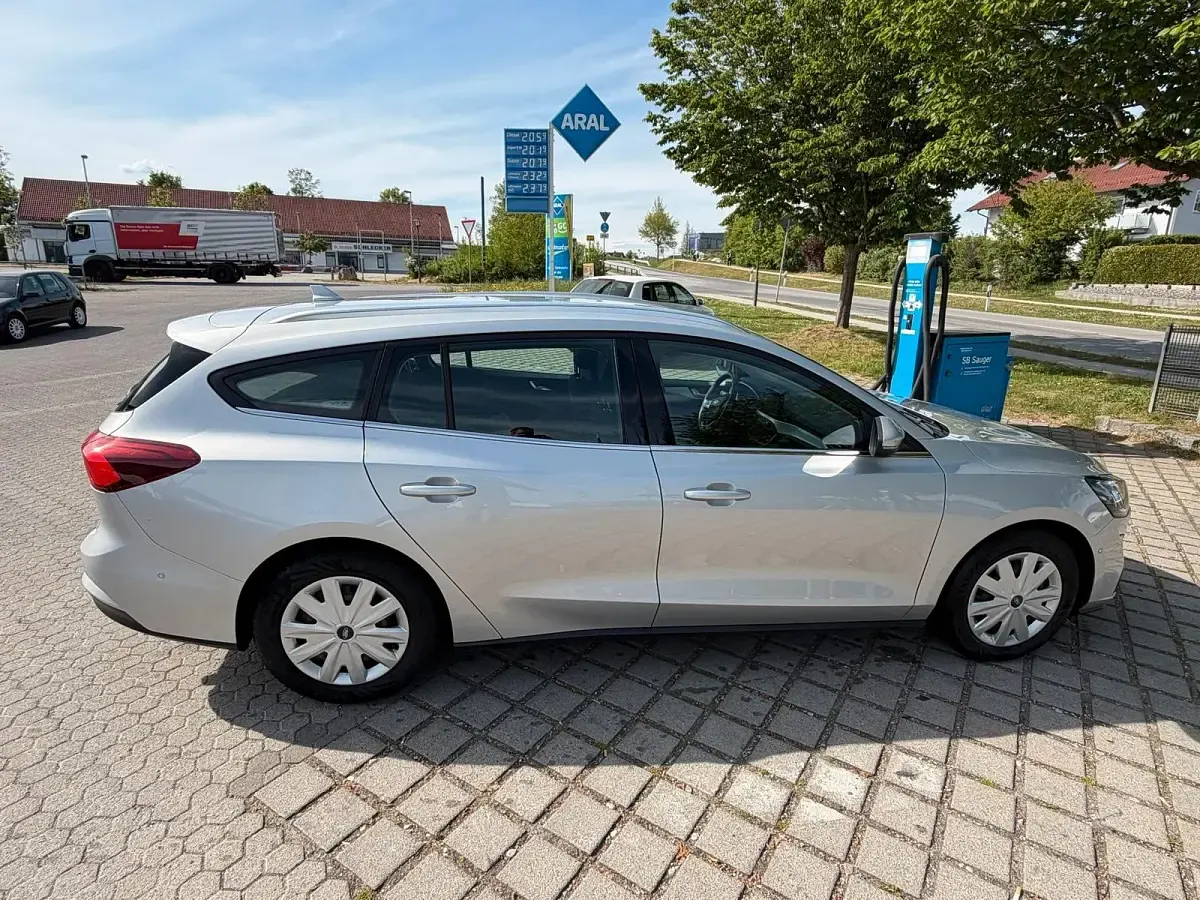 Usado Ford Focus 125 CV (91 kW) 2019 Plateado Familiar
