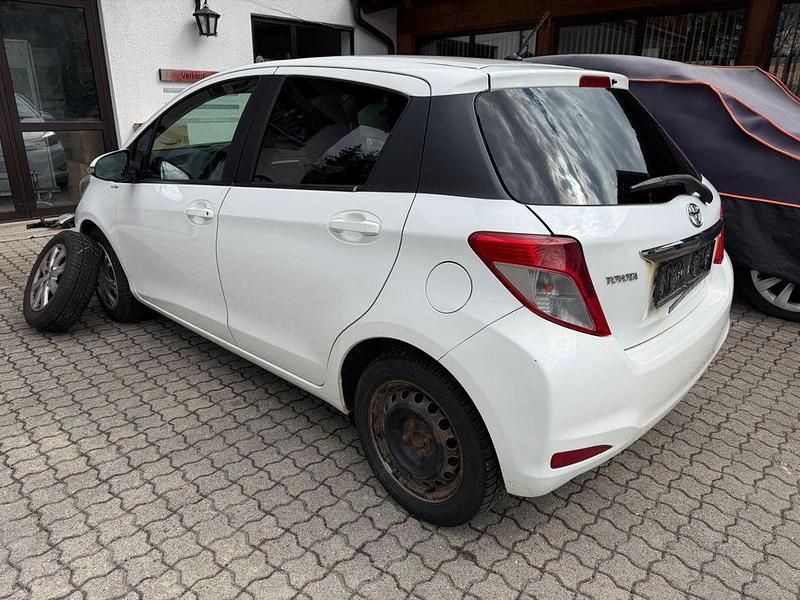 Gebraucht Toyota Yaris Edition 99 PS (72 kW) 2013 Weiß Kleinwagen
