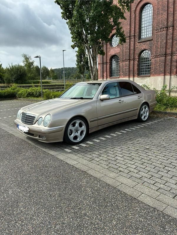Andere farben Gebraucht 2002 Mercedes E280 Limousine | 6.900 € (Fairer Preis) - Bild 1/4