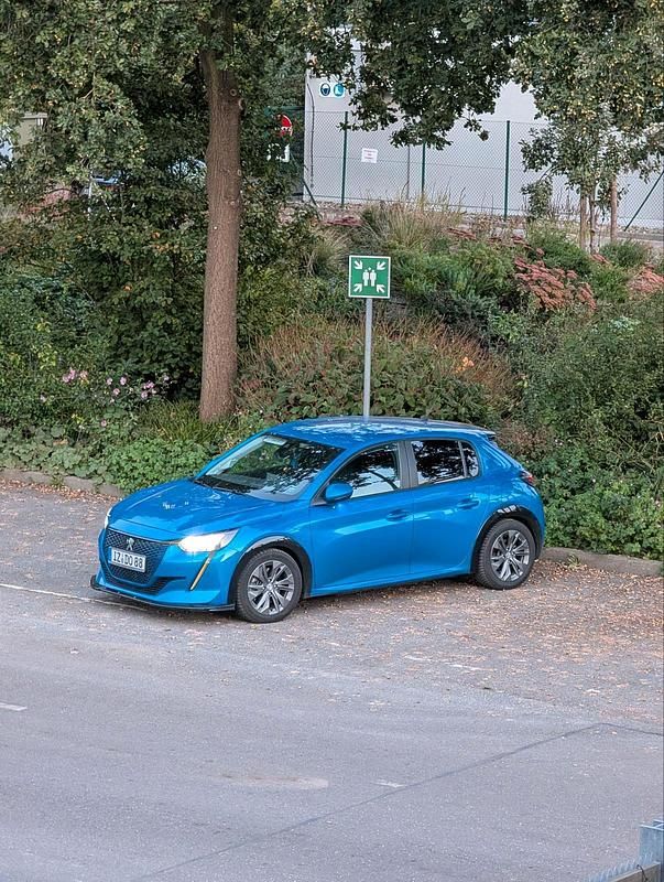 Blau Gebraucht 2021 Peugeot e-208 Kleinwagen | 14.000 € (Superpreis) - Bild 1/4