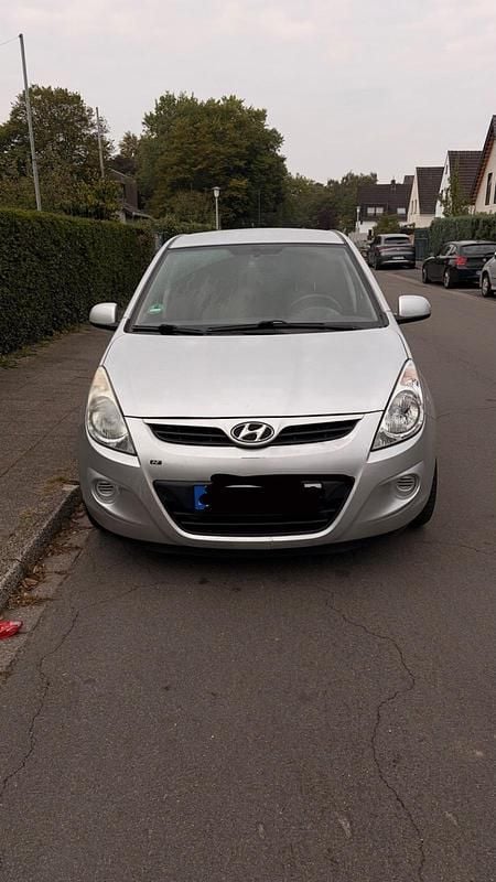 Silber Gebraucht 2011 Hyundai i20 Kleinwagen | 4.899 € (Fairer Preis) - Bild 1/4