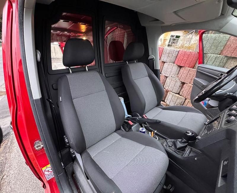 Second-hand VW Caddy Maxi 102 CP (75 kW) 2019 Roșu Monovolum