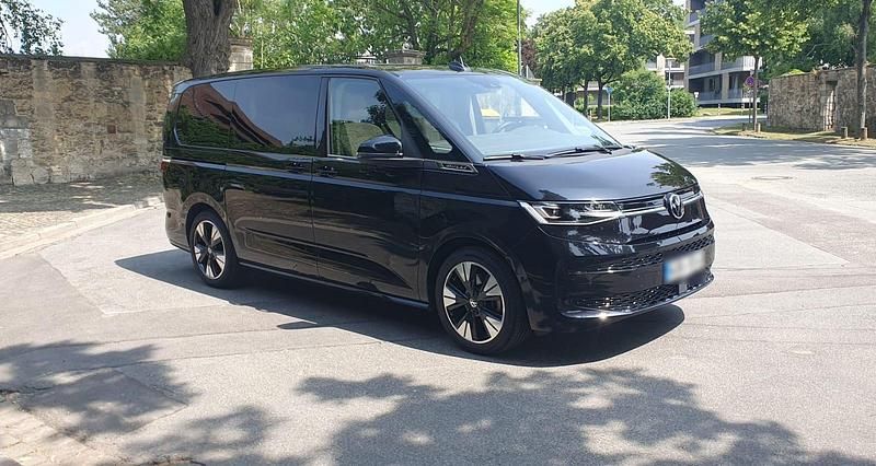 Second-hand VW Multivan 150 CP (110 kW) 2025 Negru Monovolum