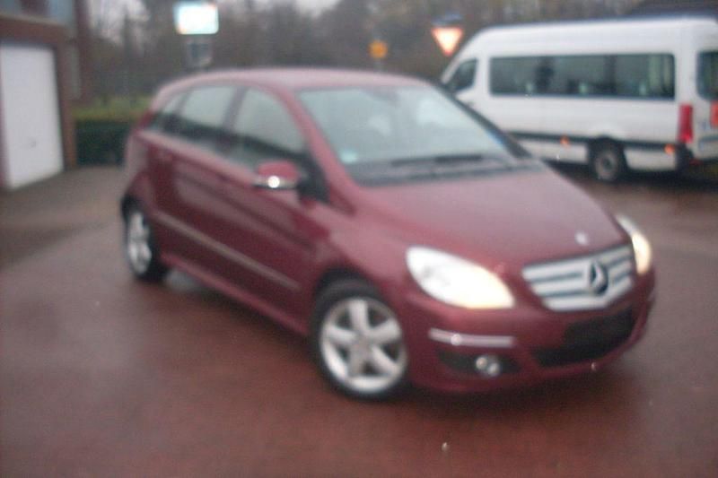 Gebraucht Mercedes B200 140 PS (102 kW) 2008 Rot Van / Kleinbus