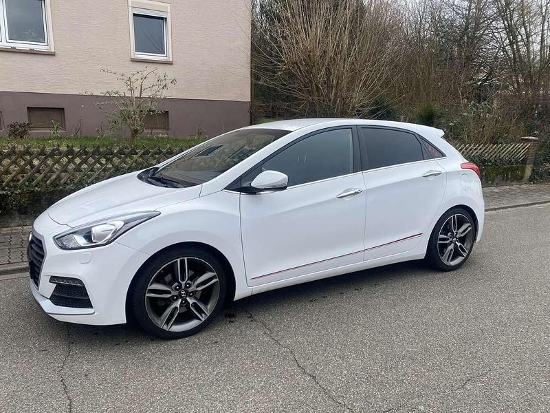 Weiß Gebraucht 2015 Hyundai i30 Turbo Kleinwagen | 9.990 € (Fairer Preis) - Bild 1/4