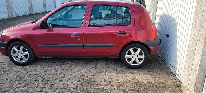 Second-hand Renault Clio II 75 CP (55 kW) 2000 Roșu Hatchback