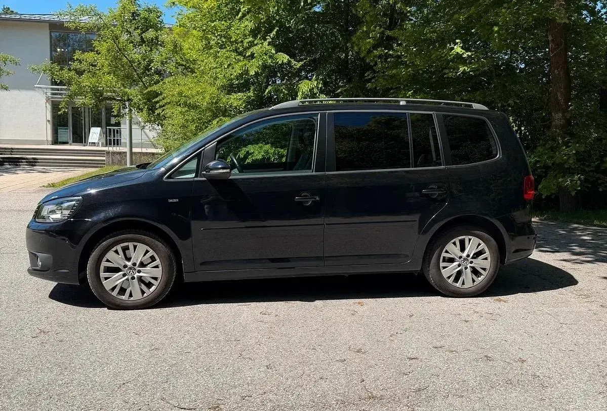 Gebraucht VW Touran Life 140 PS (102 kW) 2014 Schwarz Van / Kleinbus