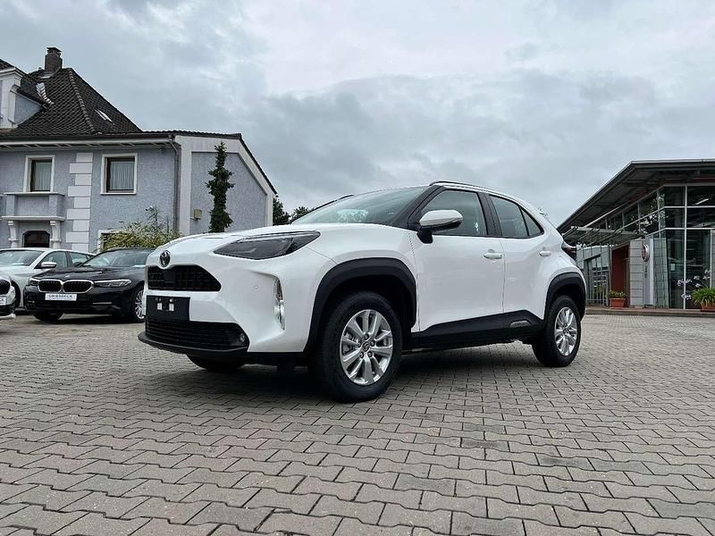 Super white weiß metallic Neu 2025 Toyota Yaris Cross Comfort SUV | 26.990 € (Guter Preis) - Bild 1/4