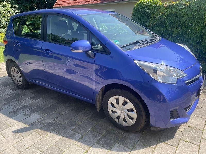 Blau Gebraucht 2011 Toyota Verso-S Comfort Van / Kleinbus | 3.999 € (Guter Preis) - Bild 1/4