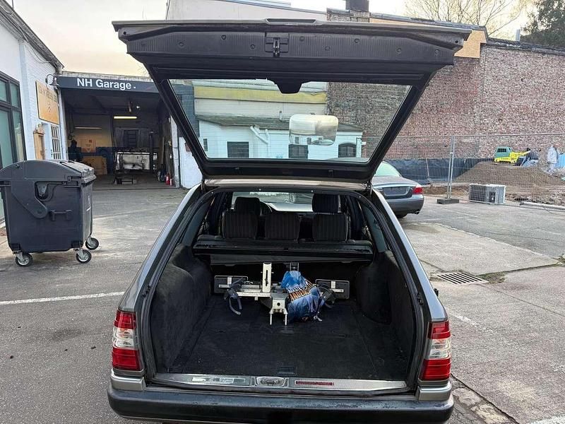 Gebraucht Mercedes E300 179 PS (131 kW) 1989 Grau Kombi