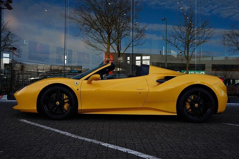 Gebraucht Ferrari 488 669 PS (492 kW) 2018 Gelb Cabrio