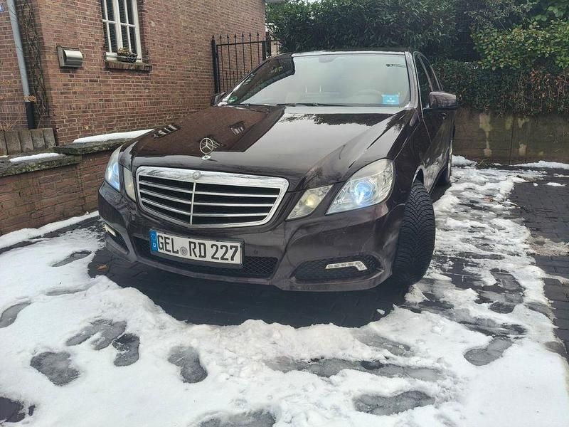 Braun Gebraucht 2009 Mercedes E250 Avantgarde Limousine | 6.850 € (Fairer Preis) - Bild 1/4