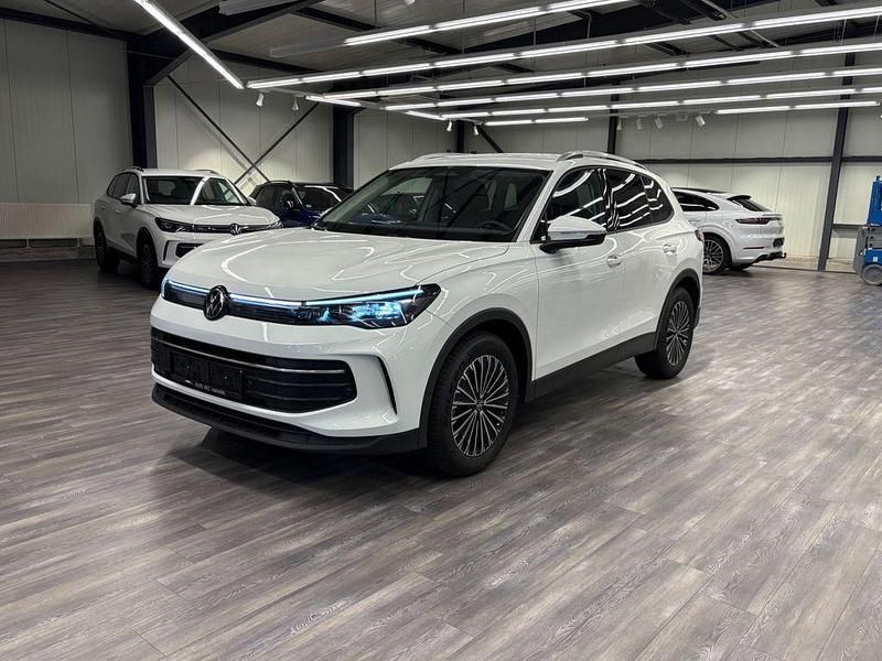Pure white Gebraucht 2024 VW Tiguan Life SUV | 29.950 € (Superpreis) - Bild 1/4