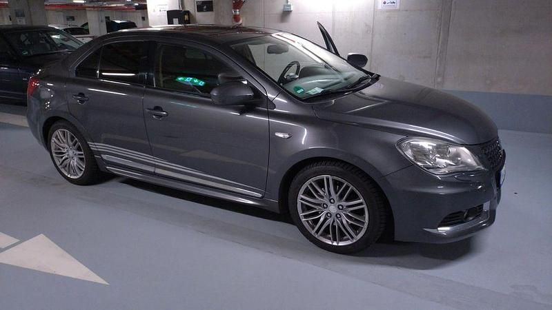 Grau Gebraucht 2010 Suzuki Kizashi Sport Limousine | 7.890 € (Fairer Preis) - Bild 1/4