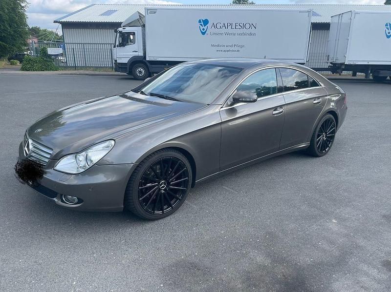 Grau Gebraucht 2007 Mercedes CLS320 Limousine | 9.990 € - Bild 1/4