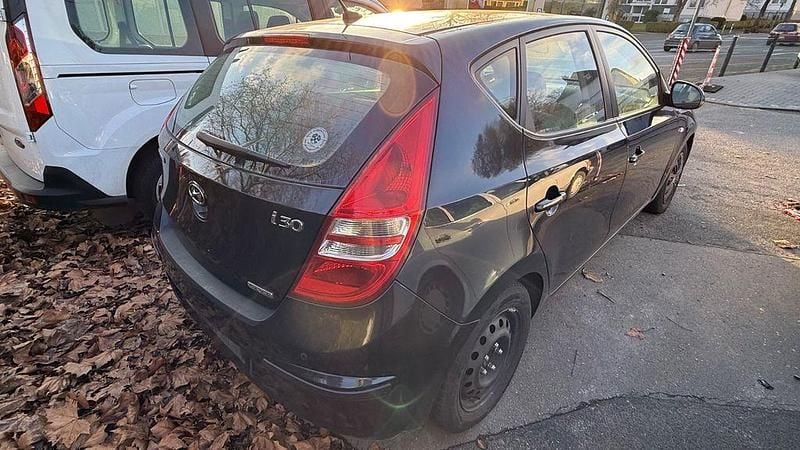 Gebraucht Hyundai i30 Comfort 116 PS (85 kW) 2008 Schwarz Limousine