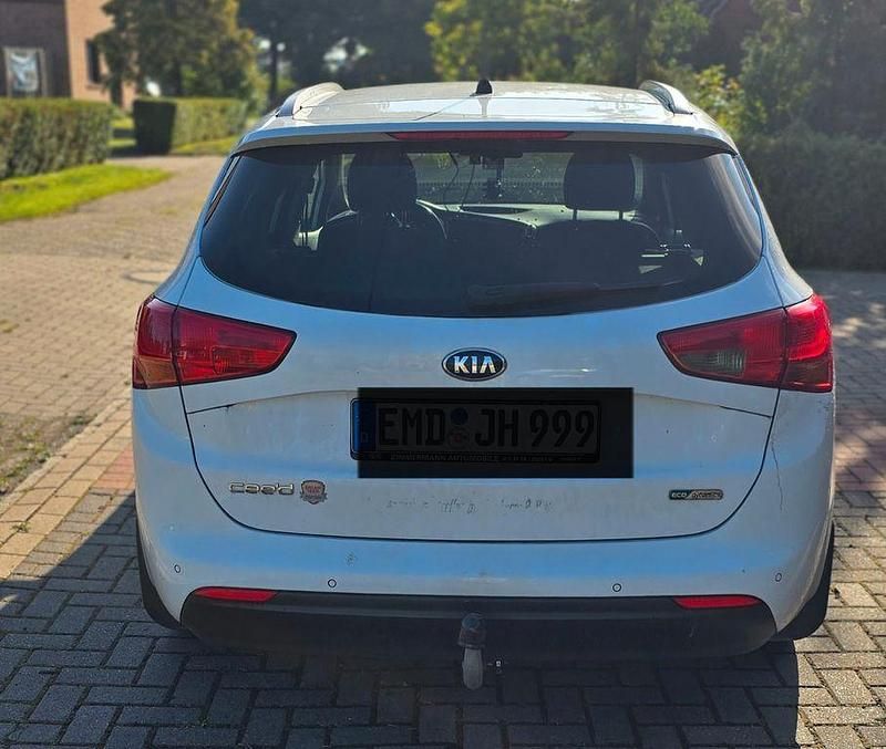 Weiß Gebraucht 2015 Kia Ceed Sportswagon DREAM-TEAM Edition Kombi | 9.300 € (Etwas zu teuer) - Bild 1/4