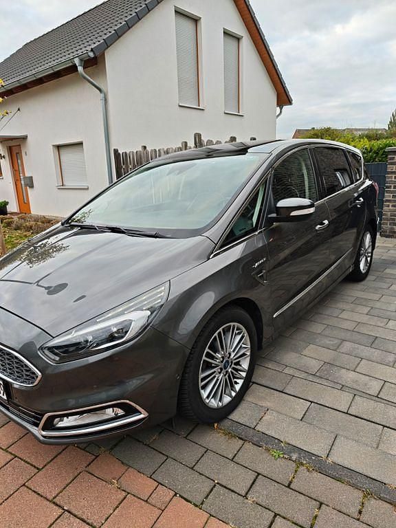 Grau Gebraucht 2016 Ford S-MAX Vignale Van / Kleinbus | 16.000 € (Guter Preis) - Bild 1/4