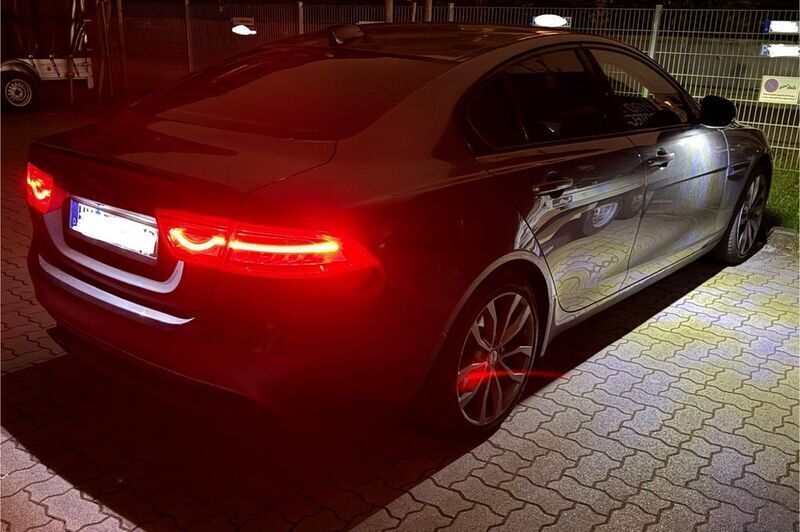 Schwarz Gebraucht 2016 Jaguar XE Limousine | 11.990 € (Fairer Preis) - Bild 1/4