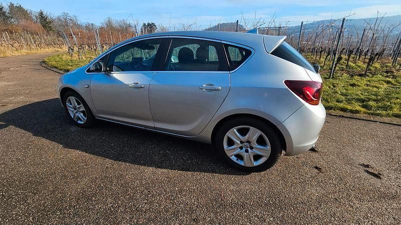 Gebraucht Opel Astra Innovation 179 PS (131 kW) 2011 Silber Limousine