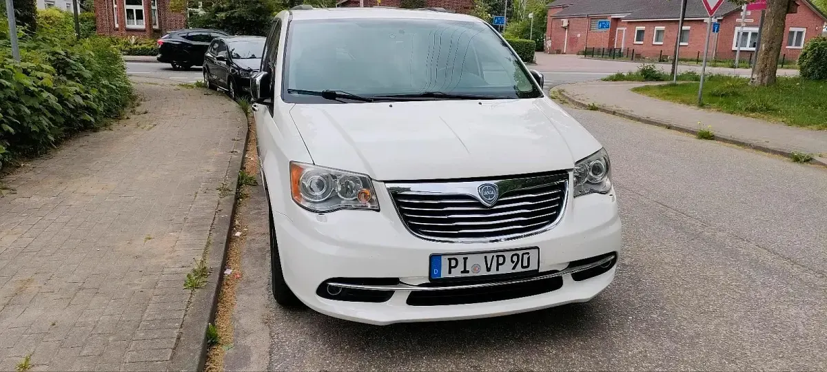 Gebraucht Lancia Voyager 166 PS (122 kW) 2012 Weiß Van / Kleinbus