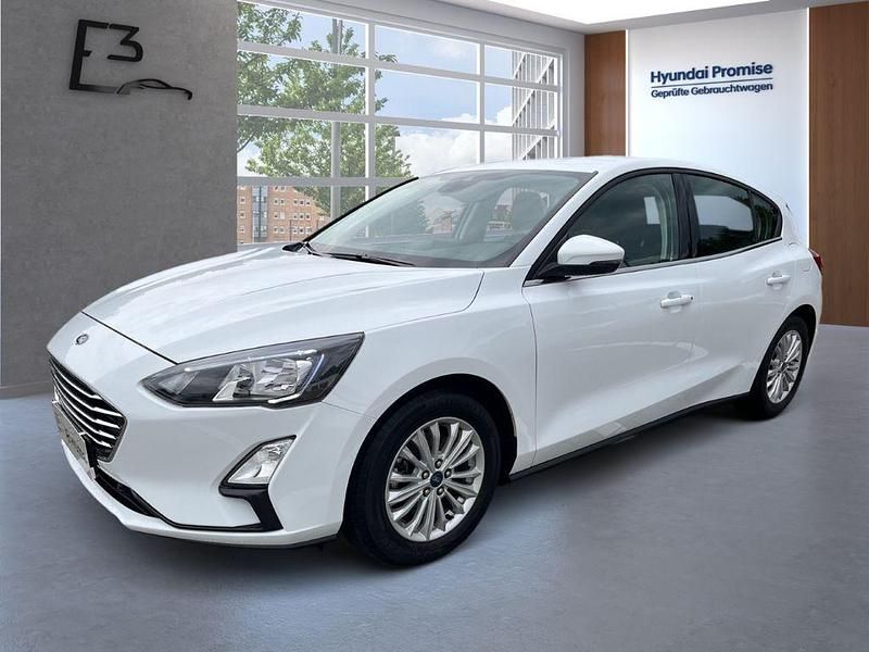Weiß Gebraucht 2020 Ford Focus Titanium Limousine | 17.990 € (Fairer Preis) - Bild 1/4