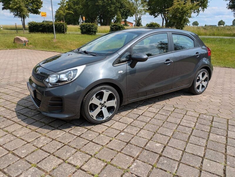 Grau Gebraucht 2017 Kia Rio Limousine | 6.500 € (Fairer Preis) - Bild 1/4