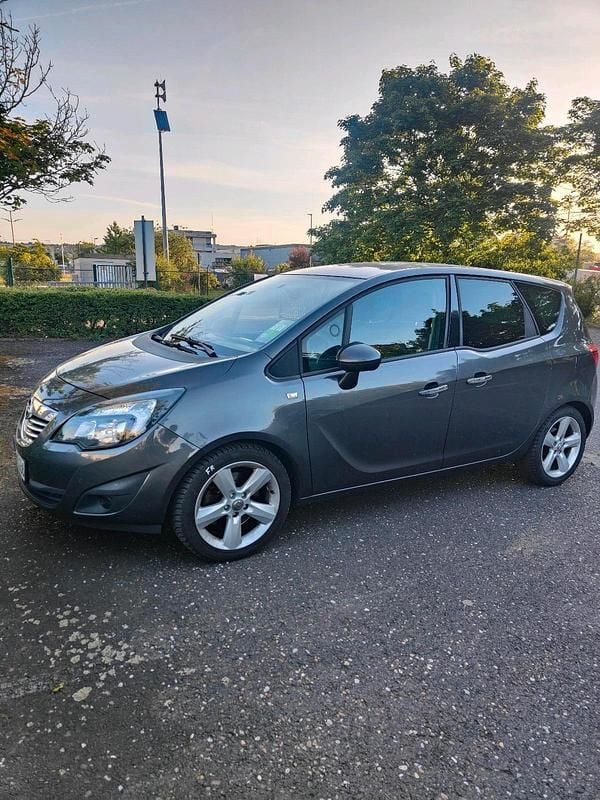 Grau Gebraucht 2011 Opel Meriva Van / Kleinbus | 7.000 € (Etwas zu teuer) - Bild 1/4
