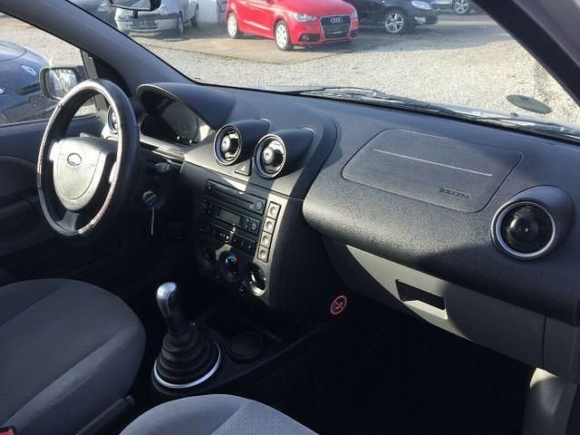 Brugt Ford Fiesta 69 HK (50 kW) 2003 Sølv Sedan