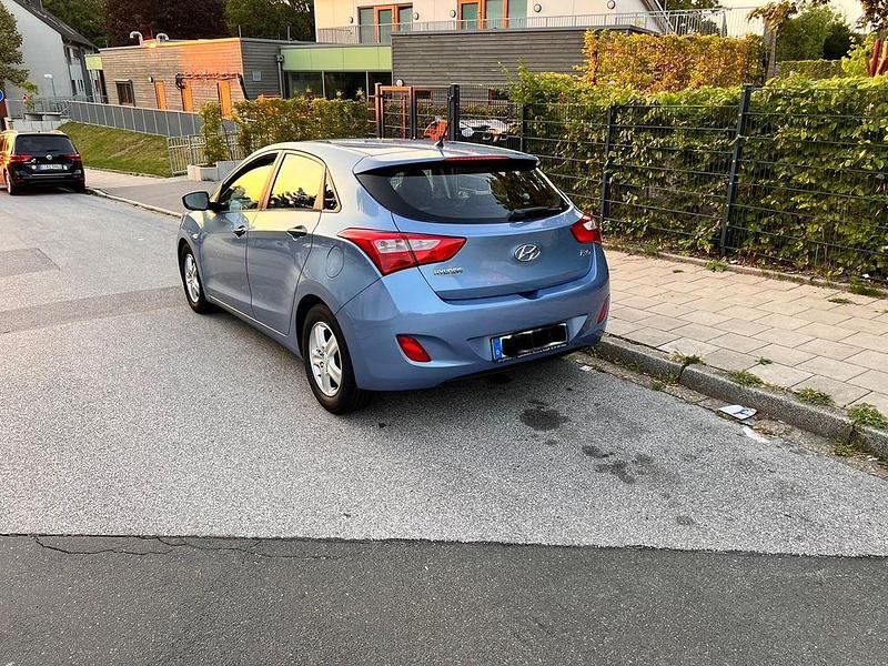 Gebraucht Hyundai i30 Classic 90 PS (66 kW) 2012 Blau Limousine