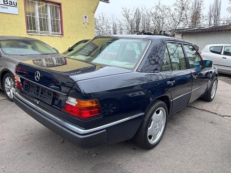 Gebraucht Mercedes E300 AMG 179 PS (131 kW) 1992 Blau Limousine