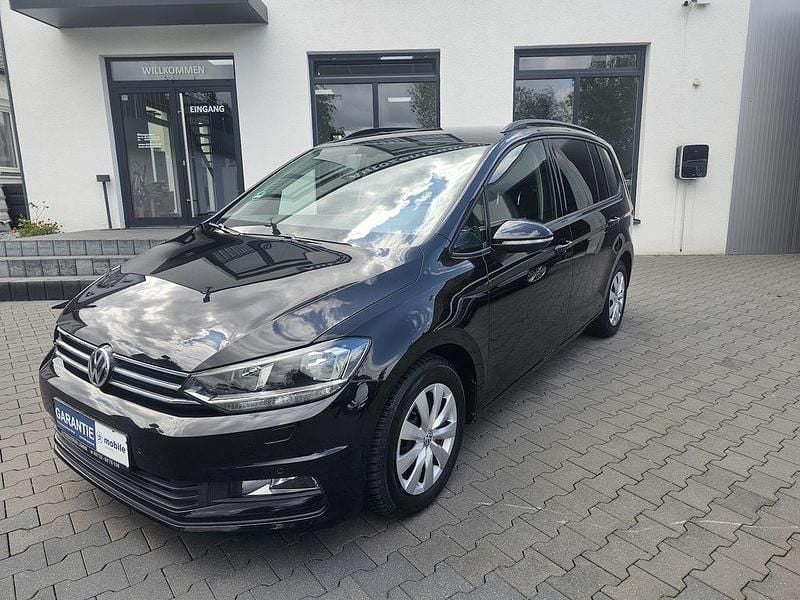 Schwarz Gebraucht 2016 VW Touran Comfortline Van / Kleinbus | 17.990 € (Etwas zu teuer) - Bild 1/4