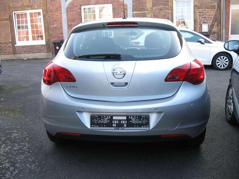 Gebraucht Opel Astra Edition 116 PS (85 kW) 2010 Argon silber/ice silver (m2) Kleinwagen